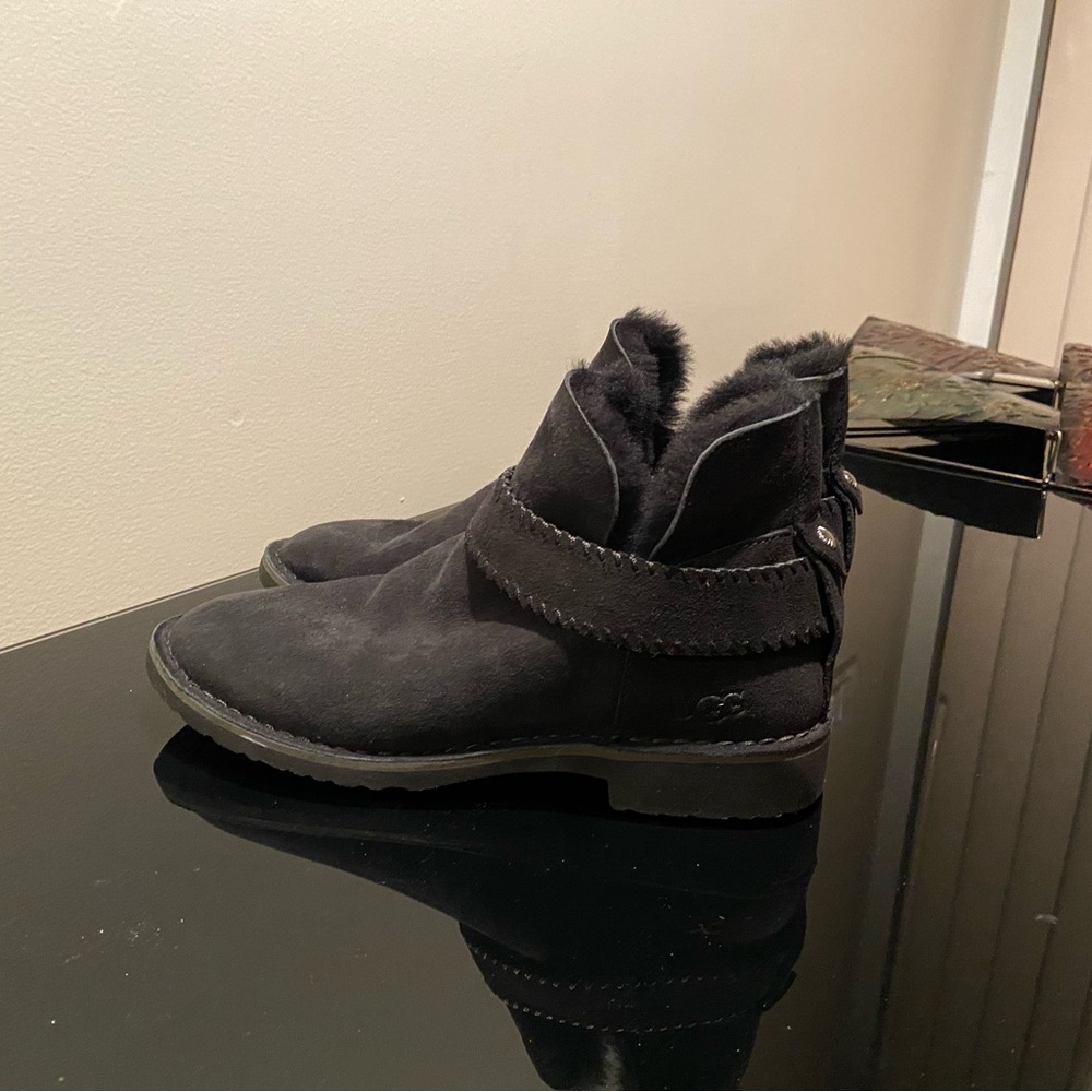 Ugg Boots Size 8.5 - Picture 2 of 11